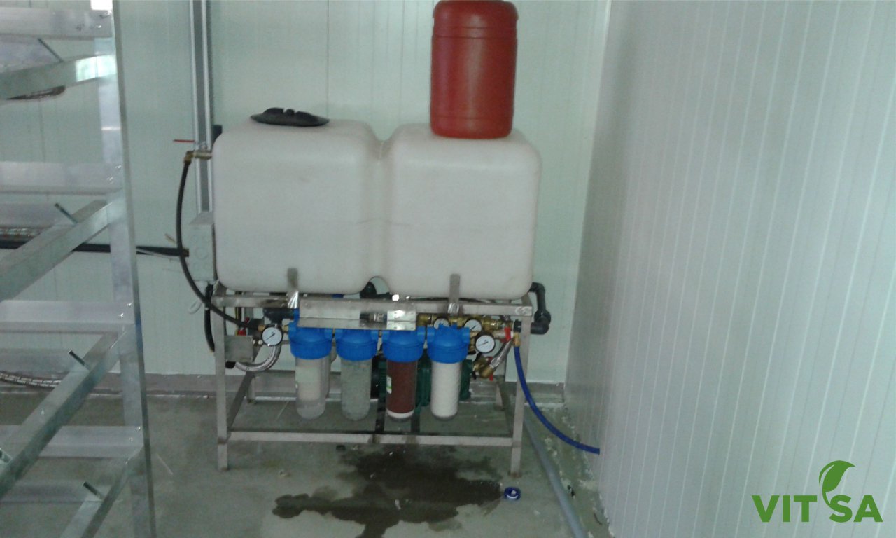 Pomp, filters en watertank ten behoeve van irrigatiesyteem